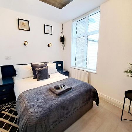 Spacious 3 Bed Apartment, En-Suites, Near Train Station! Watford  Eksteriør bilde
