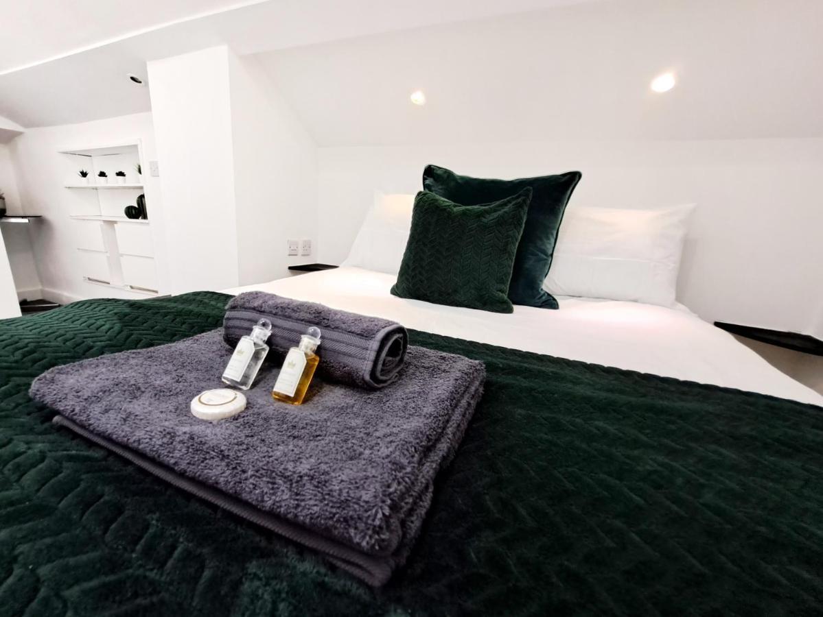 Spacious 3 Bed Apartment, En-Suites, Near Train Station! Watford  Eksteriør bilde