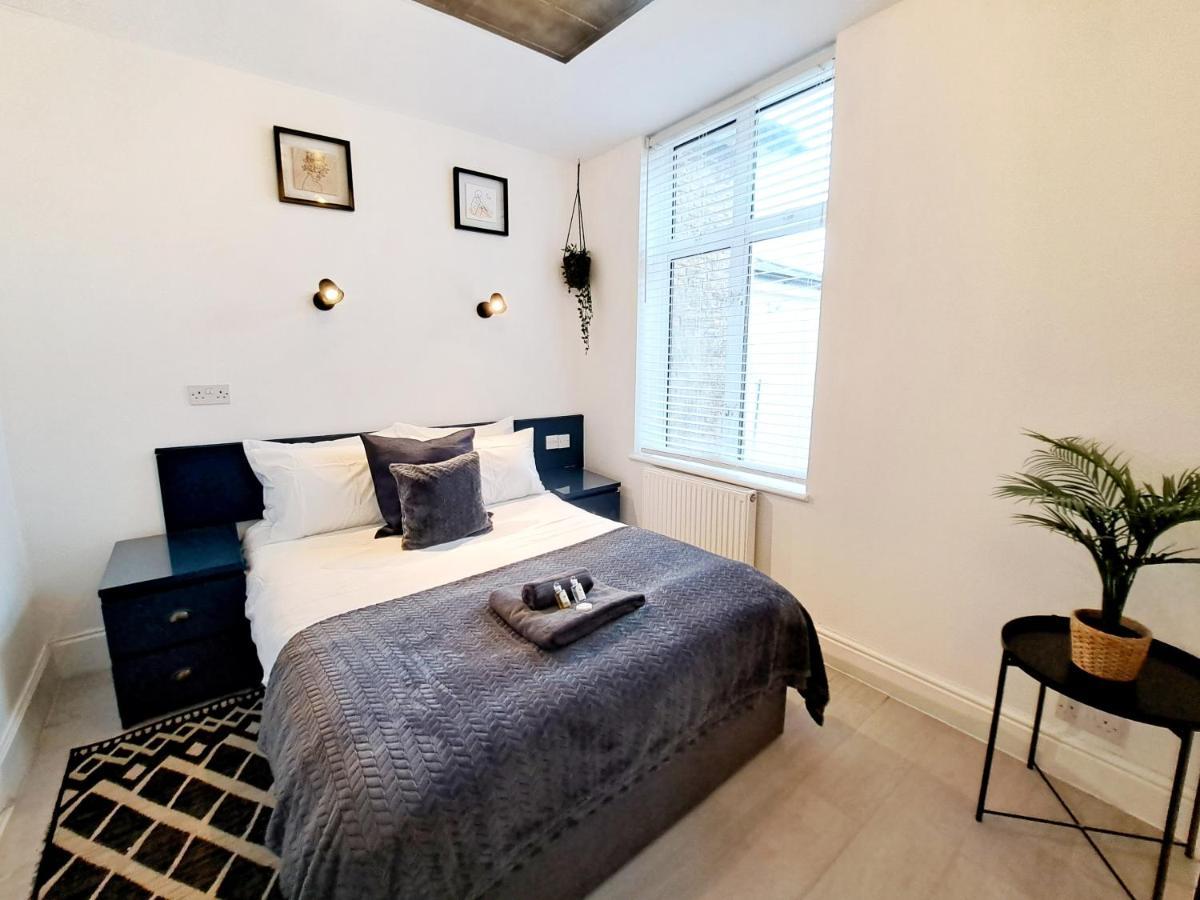 Spacious 3 Bed Apartment, En-Suites, Near Train Station! Watford  Eksteriør bilde