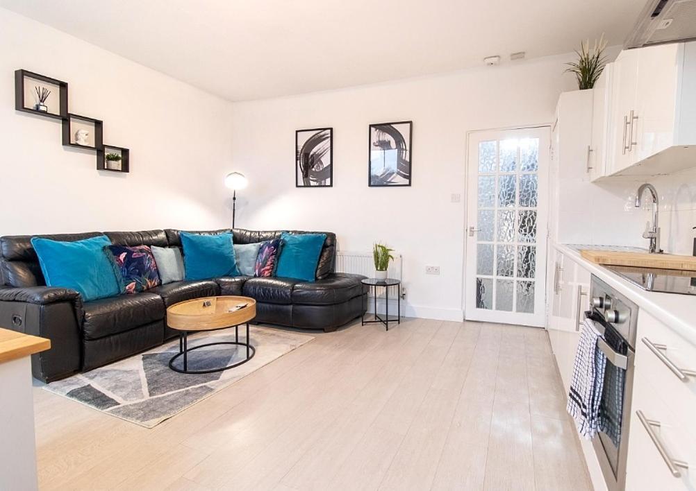 Spacious 3 Bed Apartment, En-Suites, Near Train Station! Watford  Eksteriør bilde