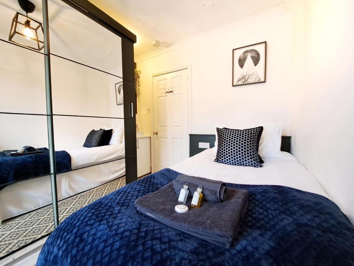 Spacious 3 Bed Apartment, En-Suites, Near Train Station! Watford  Eksteriør bilde