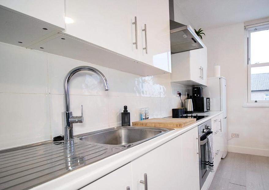 Spacious 3 Bed Apartment, En-Suites, Near Train Station! Watford  Eksteriør bilde