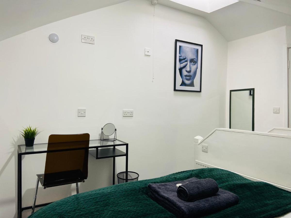 Spacious 3 Bed Apartment, En-Suites, Near Train Station! Watford  Eksteriør bilde
