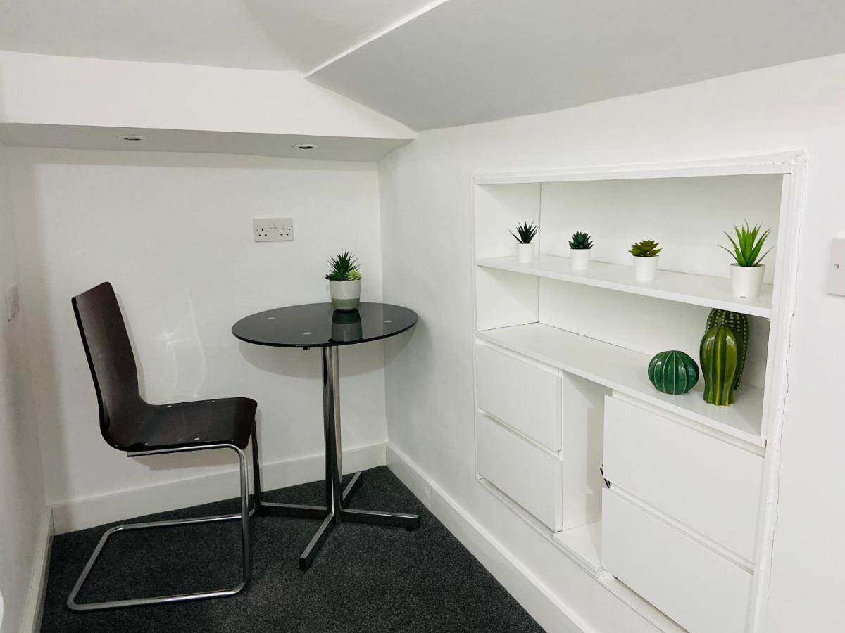 Spacious 3 Bed Apartment, En-Suites, Near Train Station! Watford  Eksteriør bilde